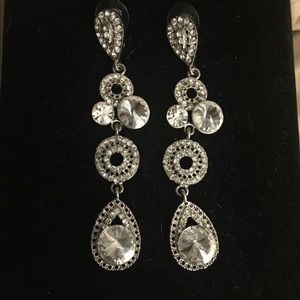 🎉 SALE🎉NWOT Rhinestone drop earrings